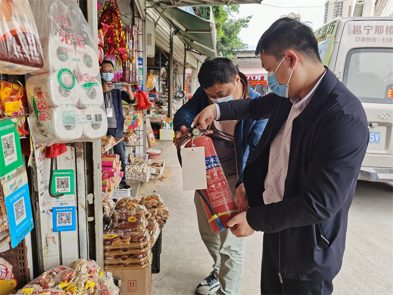 /QJ_967244423144.jpg 公司党委副书记、总经理检查农贸市场消防设施有效情况(拍摄:陈懿).jpg