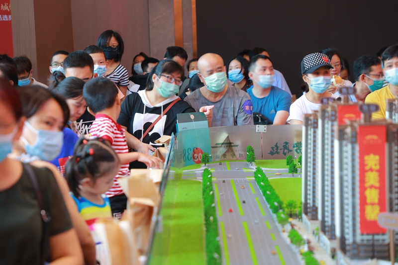 /QJ_725971026058.jpg 选房现场人头攒动.JPG