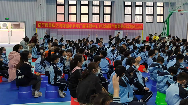 学生踊跃参与现场互动.jpg